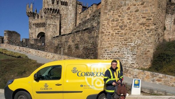 Furgoneta de Correos frente al Castillo de Ponferrada