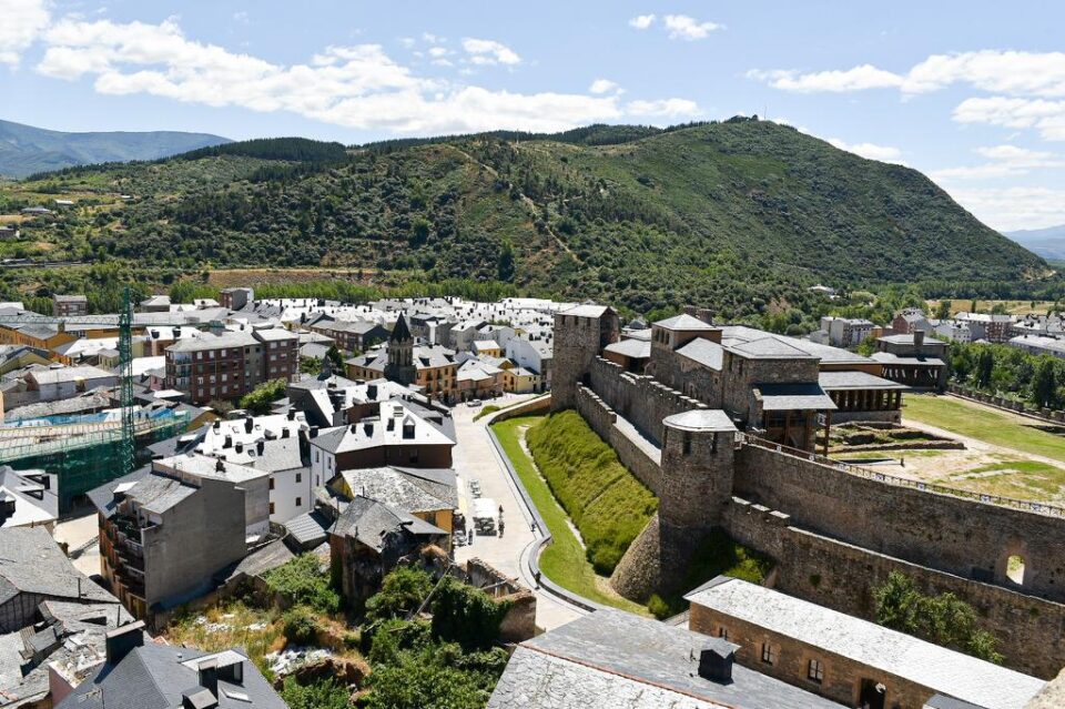 Vista aérea del Castillo de Ponferrada / QUINITO