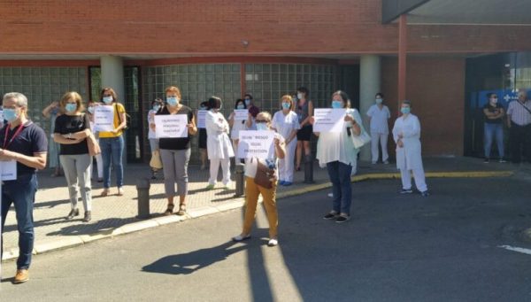 Concentración de celadores a las puertas del Hospital El Bierzo / QUINITO