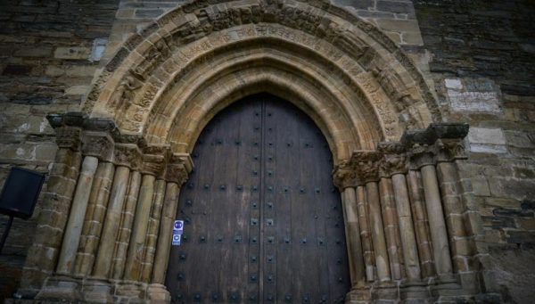 Puerta del Perdón de la iglesia de Santiago de Villafranca del Bierzo