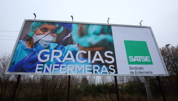 Mensaje de agradecimiento a las enfermeras a la entrada del Hospital El Bierzo