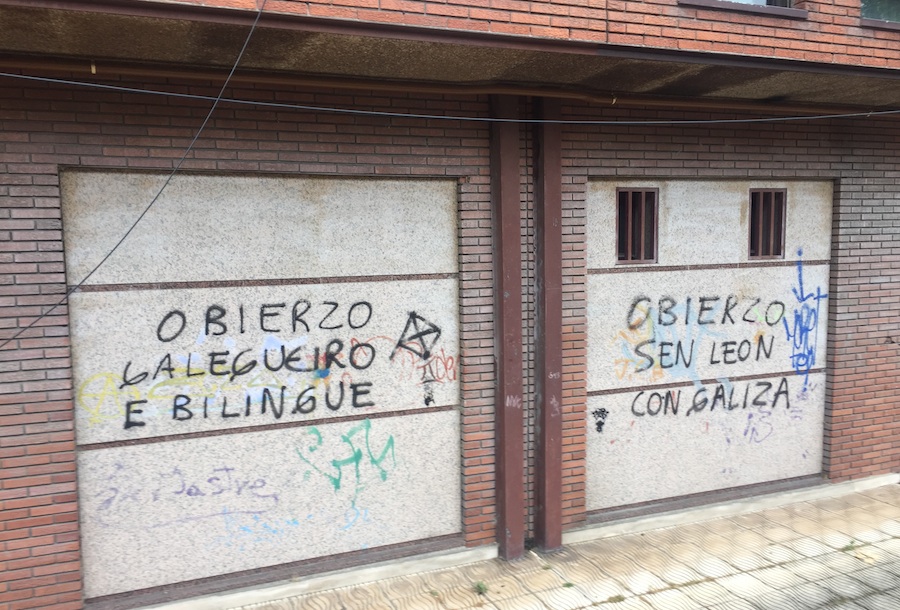 Pintadas reivindicativas en gallego en Ponferrada