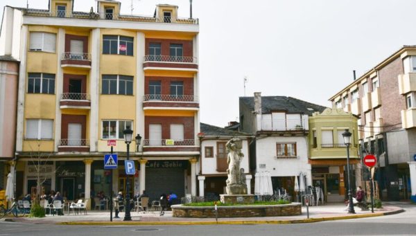 Plaza del Vendimiador en Cacabelos / QUINITO