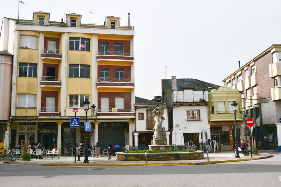 Plaza del Vendimiador en Cacabelos / QUINITO