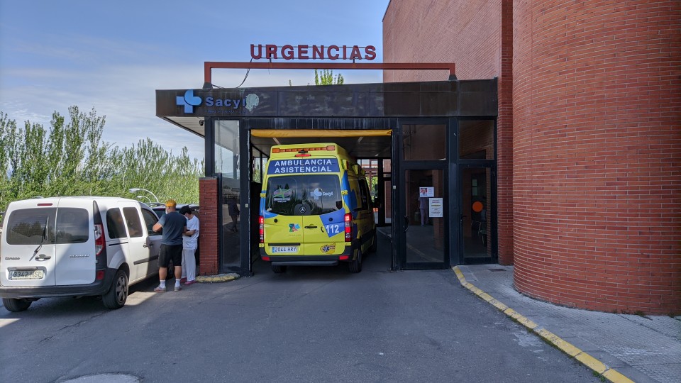 Ambulancia en el Hospital El Bierzo. / EBD
