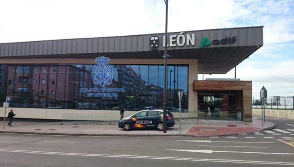 Coche de la Policía Nacional junto a la estación de tren de León