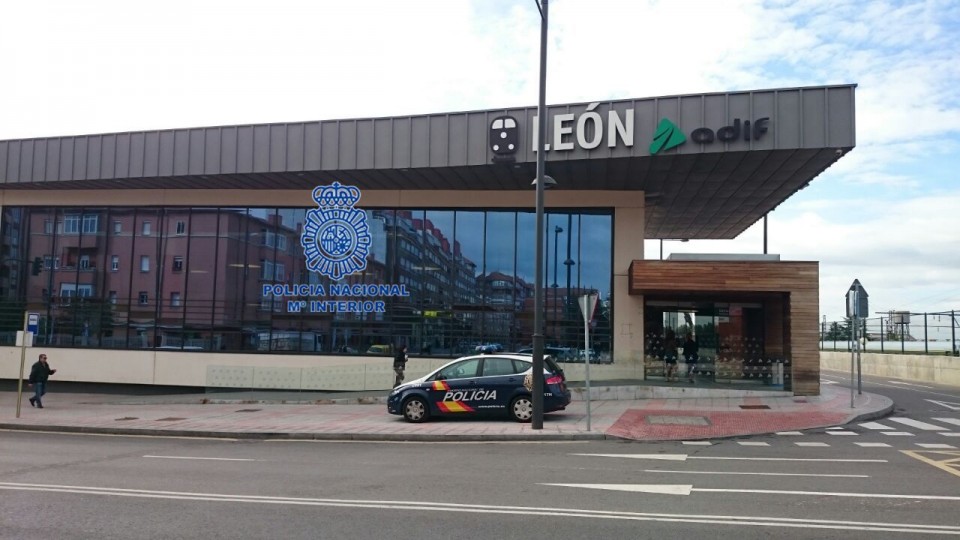 Coche de la Policía Nacional junto a la estación de tren de León