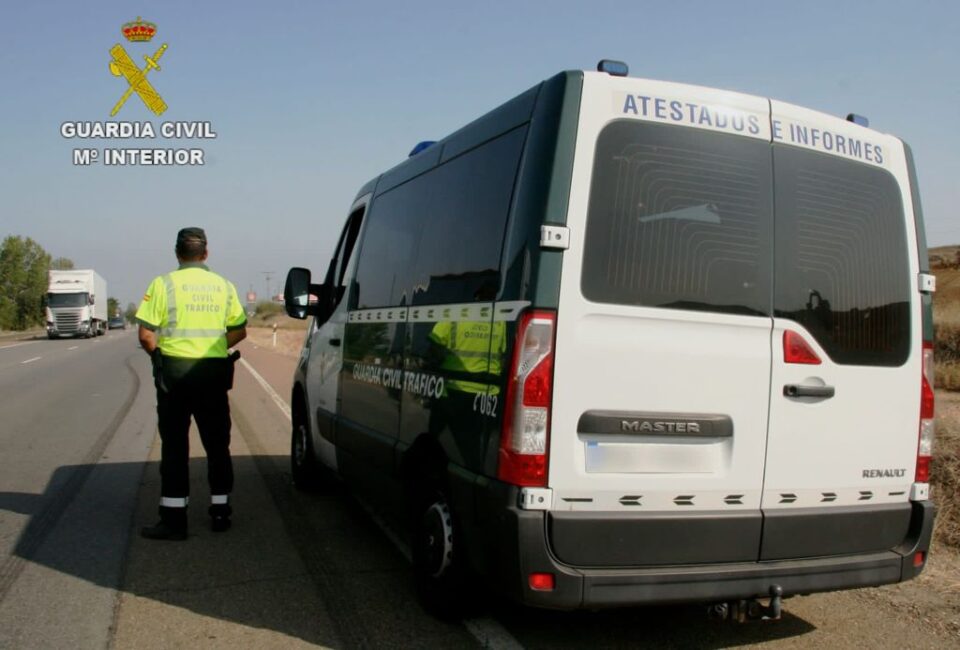 La DGT cede una furgoneta y un nuevo alcoholímetro a la Policía