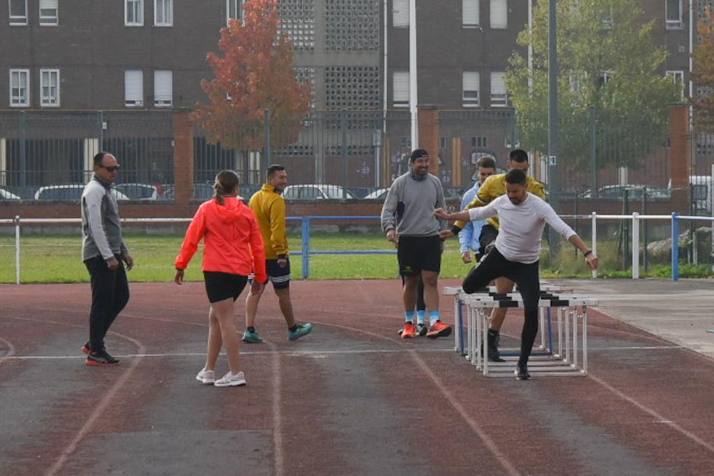 Un grupo de personas practica atletismo en el Colomán Trabado. / QUINITO