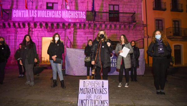 Concentración de la Asociación Feministas Bercianas en Ponferrada con motivo del 25-N