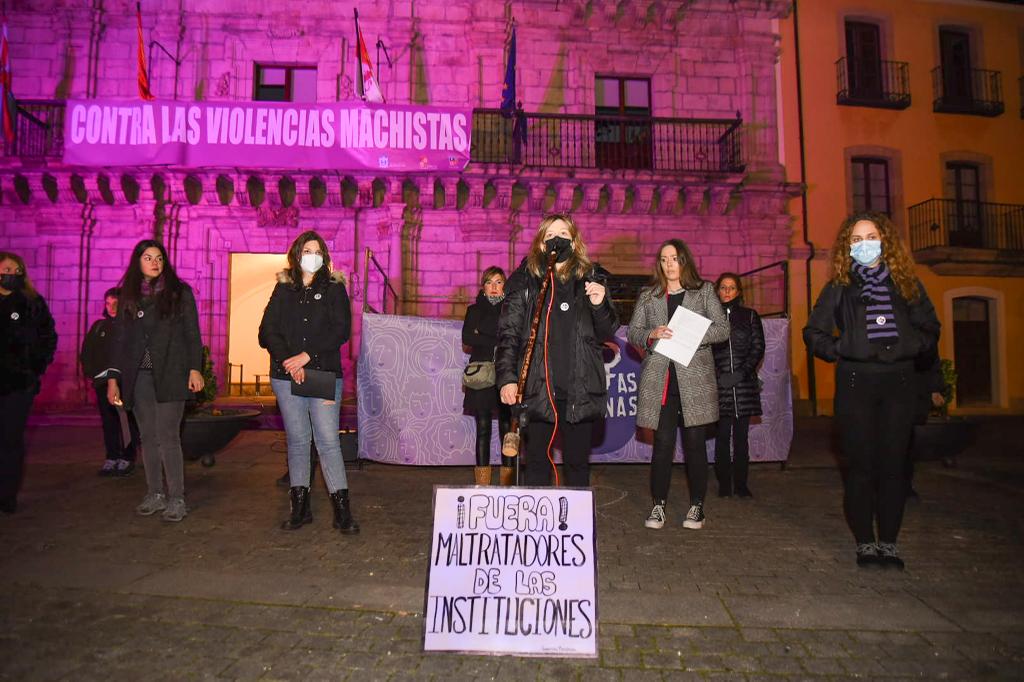 Concentración de la Asociación Feministas Bercianas en Ponferrada con motivo del 25-N