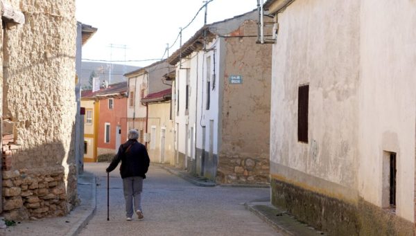 Una mujer camina por la calle de un pueblo de Valladolid / ICAL