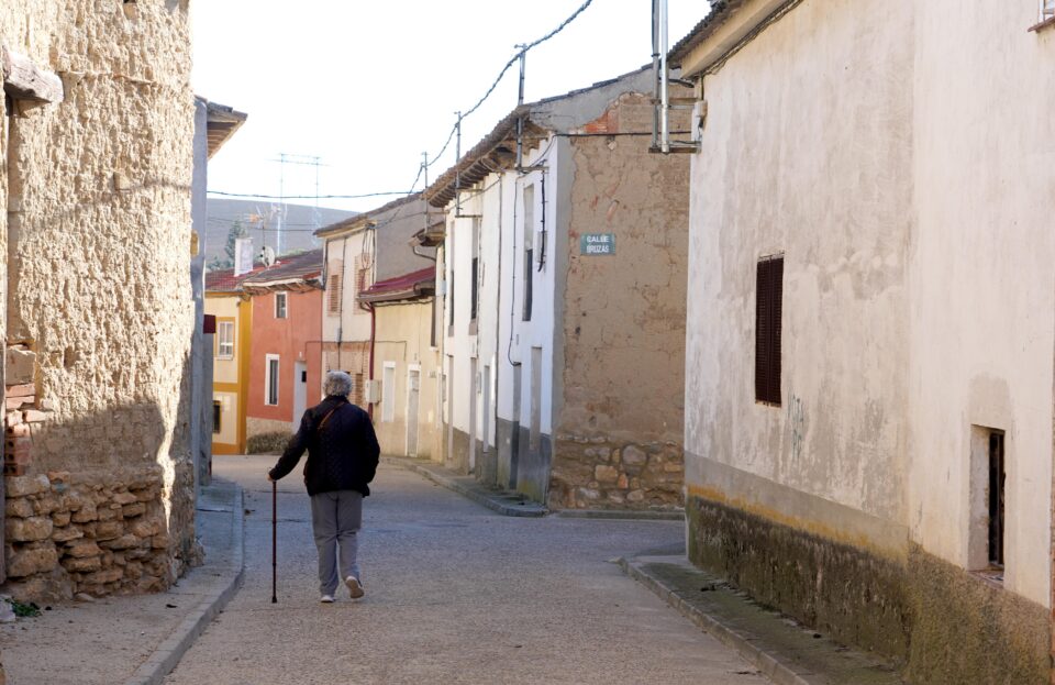 Una mujer camina por la calle de un pueblo de Valladolid / ICAL