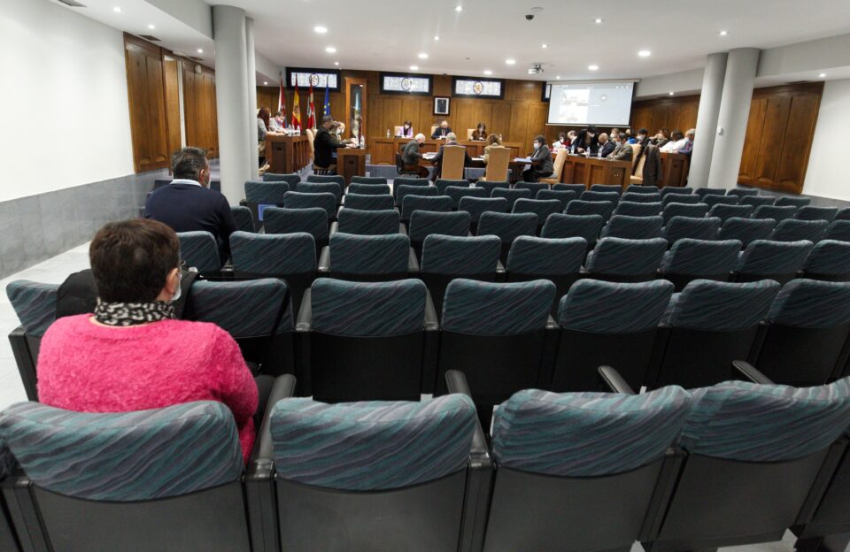 César Sánchez / ICAL. Pleno extraordinario del Ayuntamiento de Ponferrada donde se debate la disolución de la sociedad mercantil Pongesur y del consorcio del Mundial de Ciclismo 2014