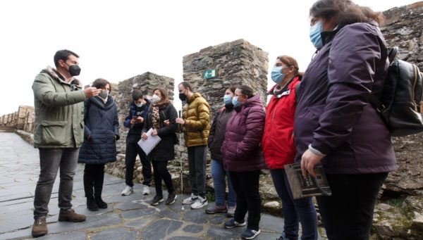 César Sánchez / ICAL . La concejala de Cultura, Turismo y Patrimonio de Ponferrada, Concepción de Vega (2I), junto al director de los museos municipales, Javier García Bueso (I), la responsable de centros de día de Asprona Bierzo, Eva Blanco (4I), y varios de los integrantes de la asociación, durante la presentación de la evaluación de la accesibilidad cognitiva del Castillo de los Templarios