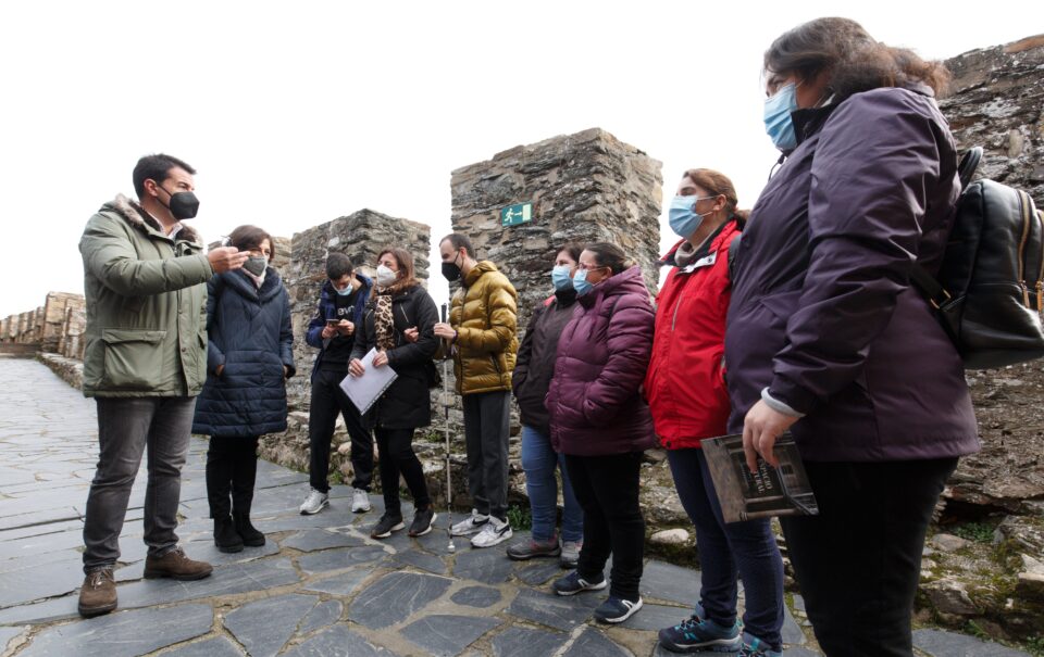 César Sánchez / ICAL . La concejala de Cultura, Turismo y Patrimonio de Ponferrada, Concepción de Vega (2I), junto al director de los museos municipales, Javier García Bueso (I), la responsable de centros de día de Asprona Bierzo, Eva Blanco (4I), y varios de los integrantes de la asociación, durante la presentación de la evaluación de la accesibilidad cognitiva del Castillo de los Templarios