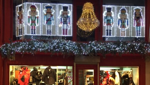 Imagen de la tienda Che Ponferrada, con los personajes del Cascanueces. / QUINITO