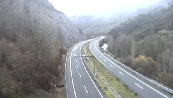 Autovía A-6 a su paso por el Bierzo, en la mañana de este jueves. / DGT