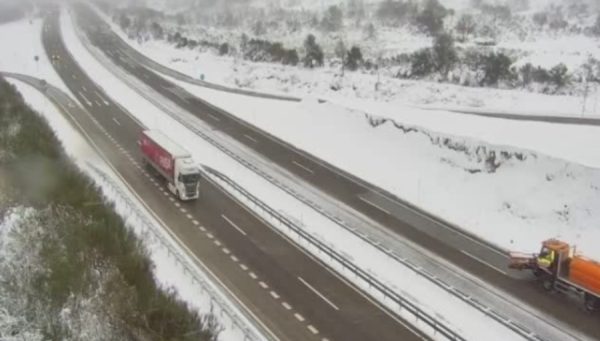 Estado de la A-6 a su paso por el puerto del Manzanal a las 17.00 horas de este miércoles/ Cámaras DGT