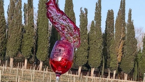 Foto de archivo de una copa de vino / @tenutadiarceno