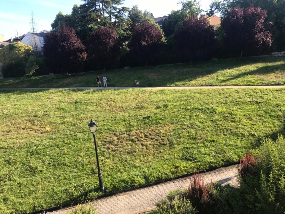 Parque de la urbanización en la que se encuentra el bar La Quimera / EBD