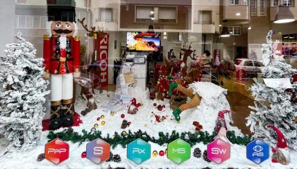 Escaparate de IPS TECNOLOGY, ganador del concurso de Escaparates Navideños de Ponferrada / QUINITO