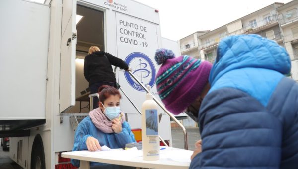 Campaña de test de antígenos para diagnóstico de la Covid -19 en una unidad móvil contratada por la Consejería de Sanidad, en Bejar y Guijuelo(Salamanca) / ICAL