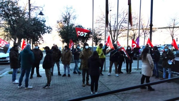 Concentración de CGT contra los despidos en Bierzo Abierto Servicios