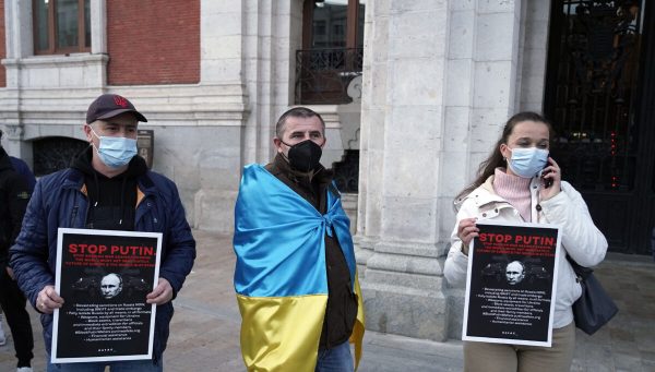 Multitud de personas se concentra en la Plaza Mayor de Valladolid contra la guerra en Ucrania / ICAL