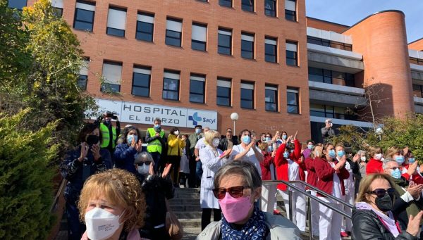 Llegada de la marcha blanca por la sanidad al Hospital El Bierzo. / EBD