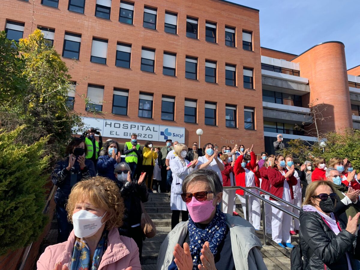 Llegada de la marcha blanca por la sanidad al Hospital El Bierzo. / EBD