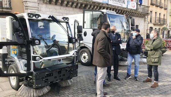 El alcalde de Ponferrada, Olegario Ramón, presenta el nuevo material del servicio de limpieza viaria junto al concejal de Sostenibilidad Medioambiental, Pedro Fernández, y representantes de la empresa Ros Roca