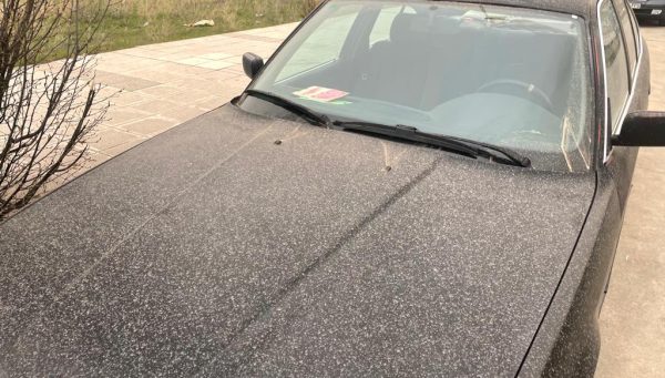 Coche cubierto por el polvo sahariano en Ponferrada.