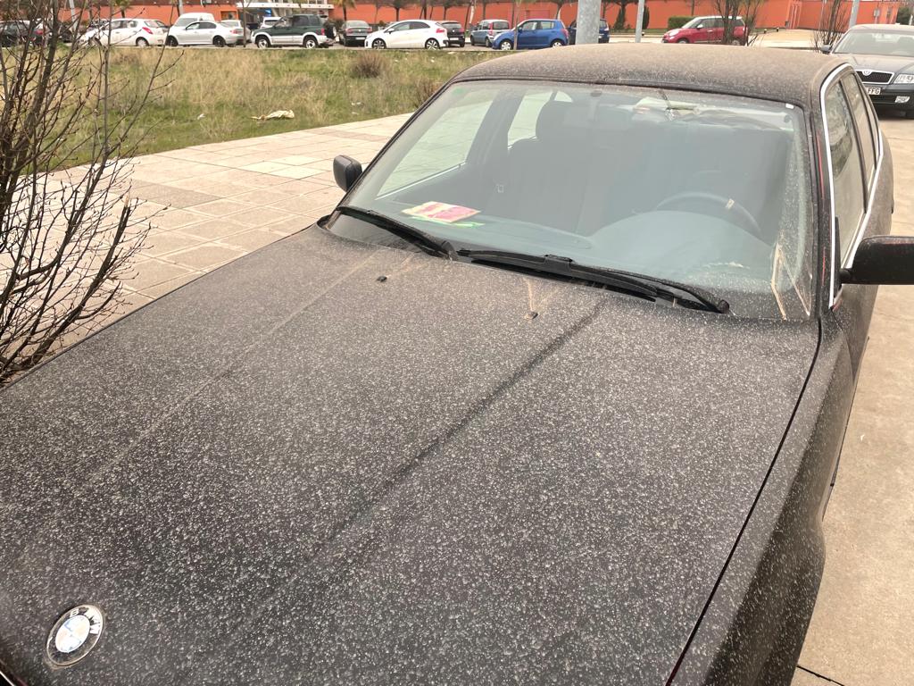 Coche cubierto por el polvo sahariano en Ponferrada.