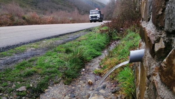 Fuente en la carretera de Valdeprado que lleva a Cerredo.