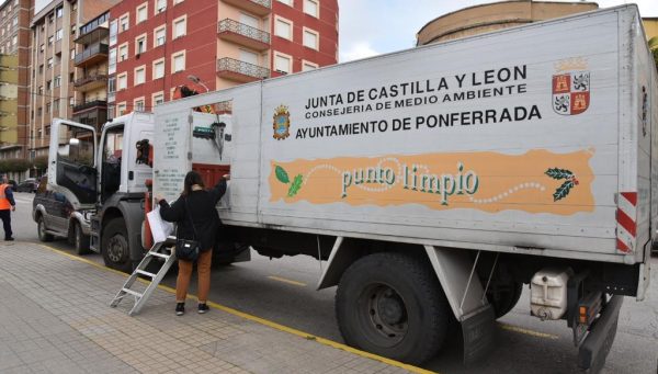 Punto limpio móvil en Ponferrada. / QUINITO