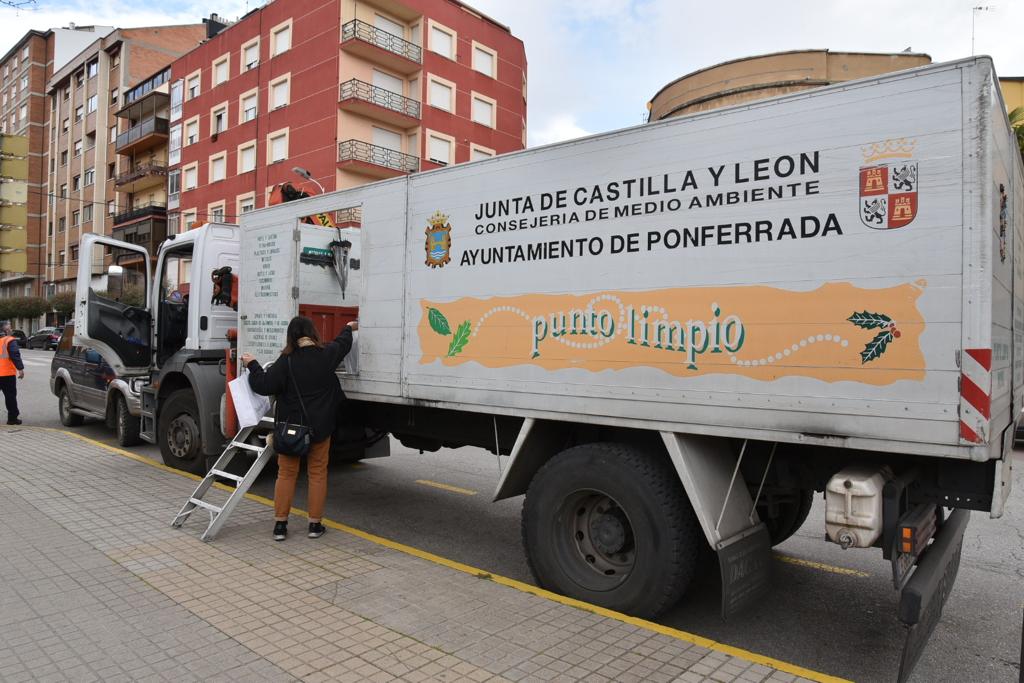 Punto limpio móvil en Ponferrada. / QUINITO