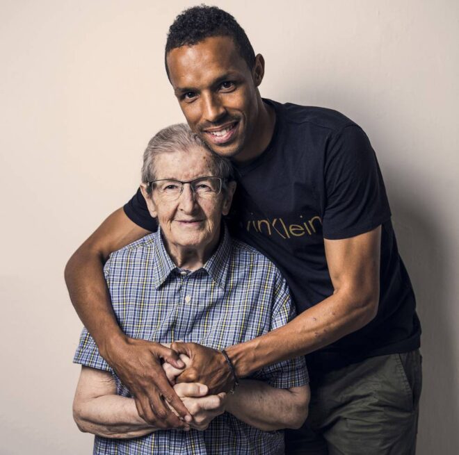 Valdo junto a la Hermana Marina en una imagen publicada por el periódico El País