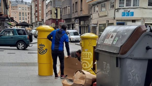 Correos arregla el buzón deteriorado en Ponferrada / EBD