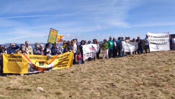 Concentración contra los macroparques eólicos en La Cabrera