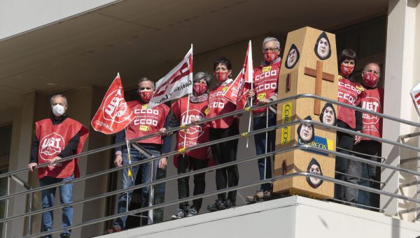 Delegados de CCOO y UGT se encierran en el edificio de Correos de León bajo el lema ‘Salvemos Correos’