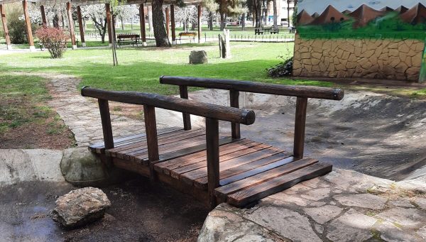 Nueva pasarela en el estanque del parque del Temple