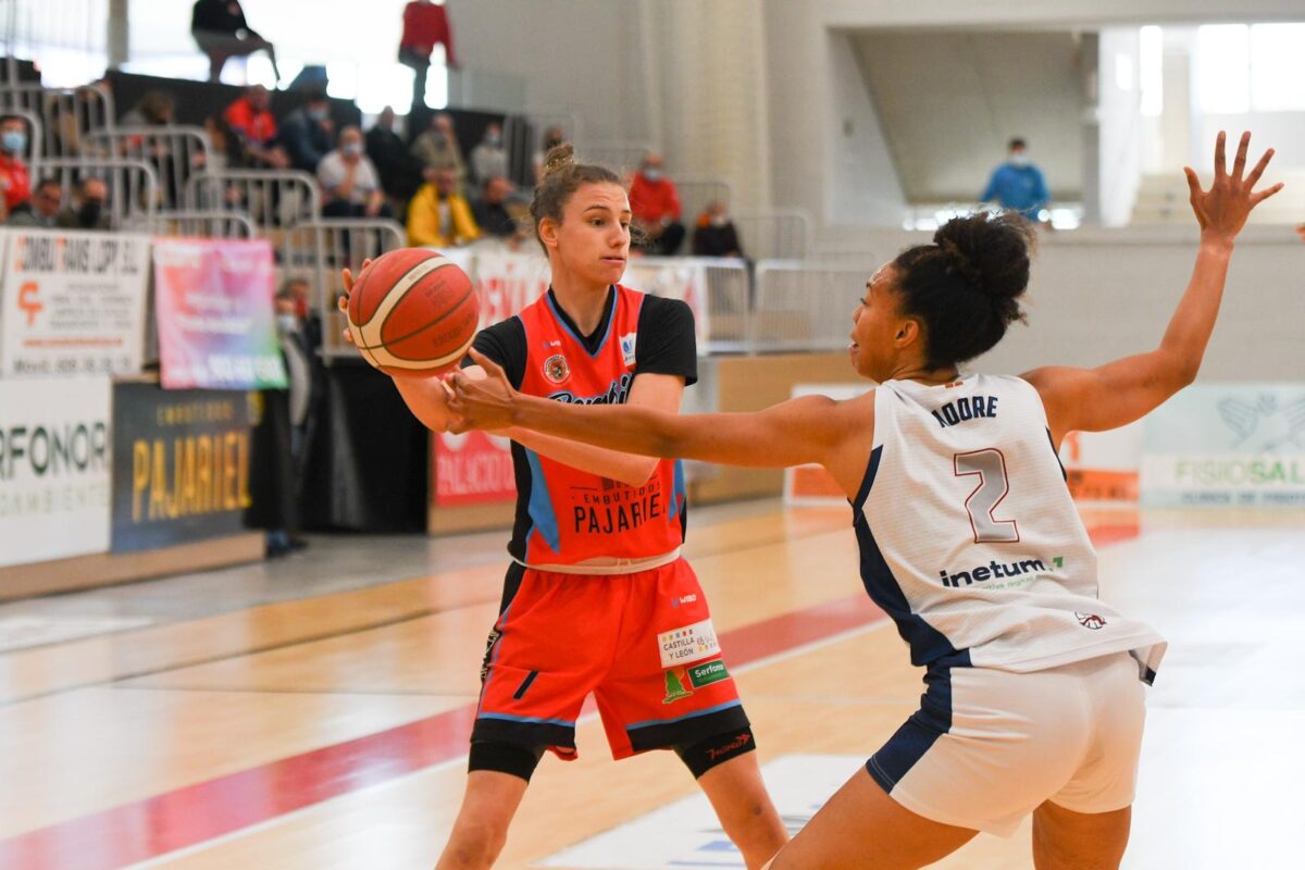 Anna Palma, durante un partido con el Embutidos Pajariel Bembibre