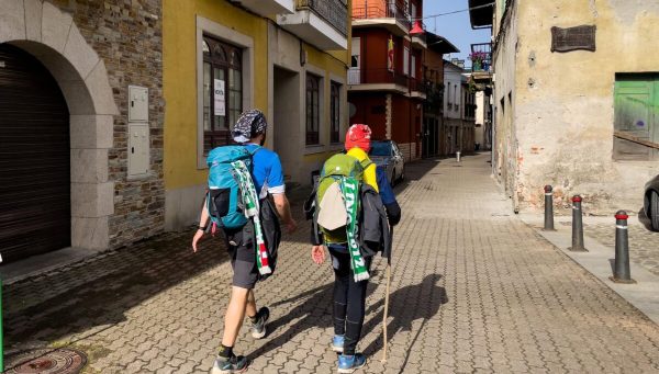 Peregrinos en el Camino de Santiago a su paso por Cacabelos