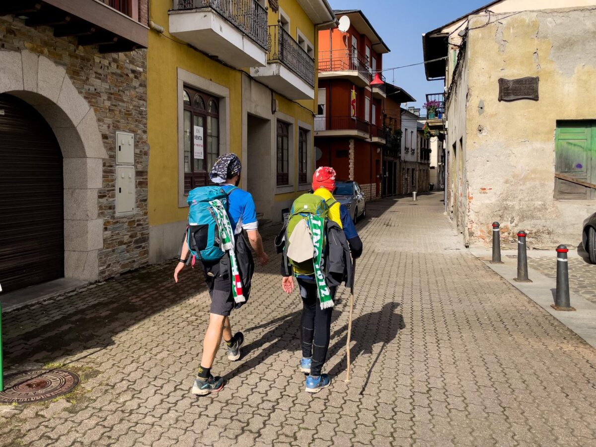 Peregrinos en el Camino de Santiago a su paso por Cacabelos