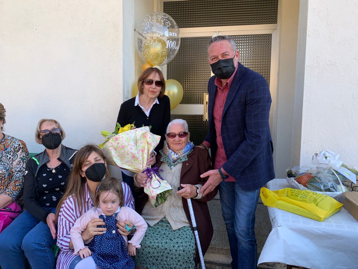 Sara Rodríguez, en el centro, celebrando su centésimo cumpleaños