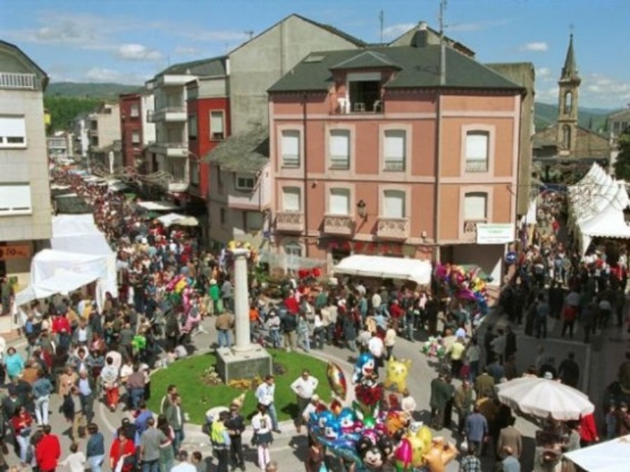 Foto de archivo de la feria de la Cruz de Mayo en Cacabelos / demercadosmedievales.info