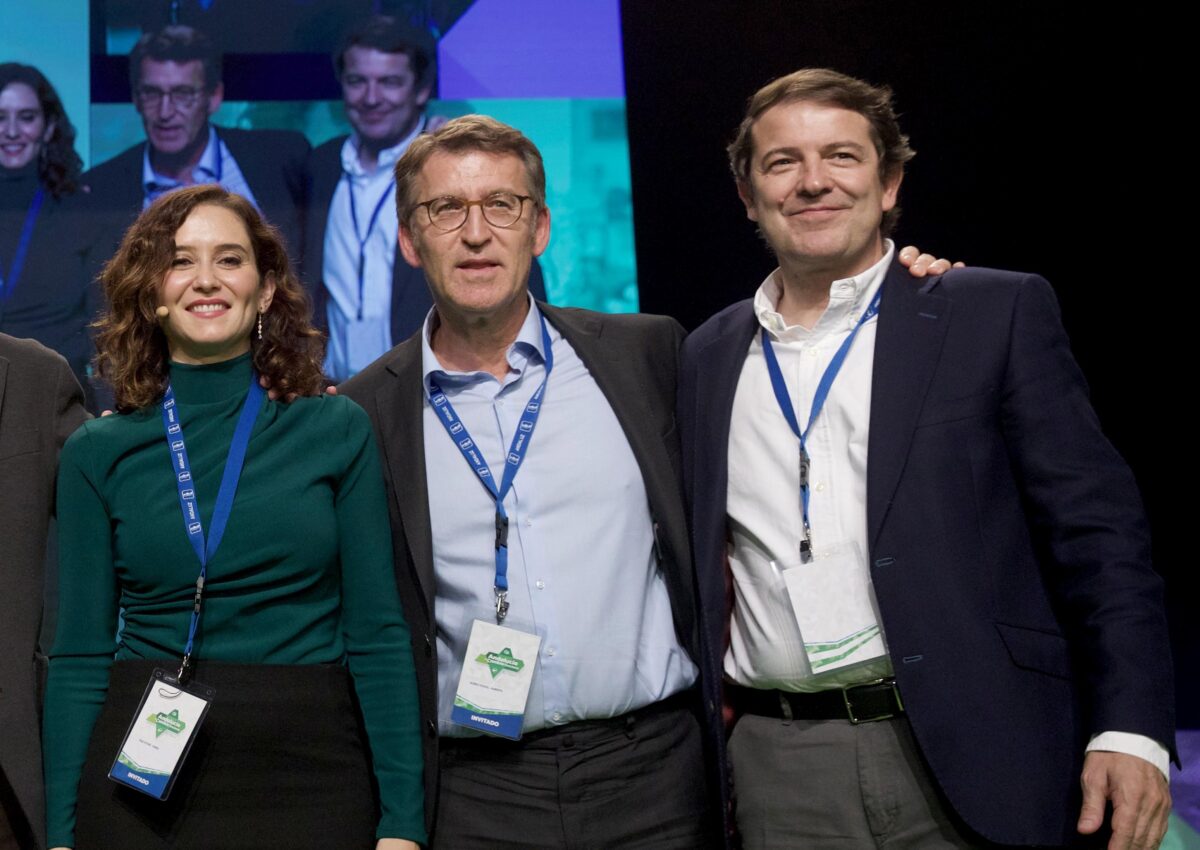 Isabel Díaz Ayuso, Alberto Núñez Feijóo y Alfonso Fernández Mañueco, en un acto del PP de Andalucía