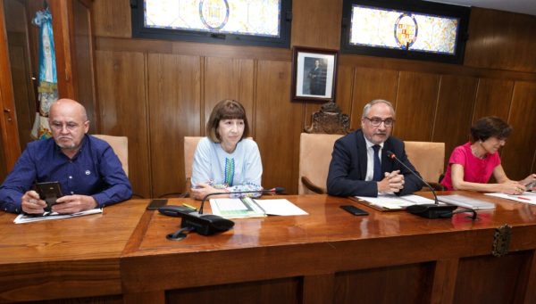 El alcalde de Ponferrada, Olegario Ramón, presenta el proyecto de turismo sostenible en destino junto a la concejala de Cultura y Turismo, Concepción de Vega; la edil de Hacienda y Territorio Inteligente, Mabel Fernández; y el concejal de Sostenibilidad Medioambiental, Pedro Fernández. / C. Sánchez