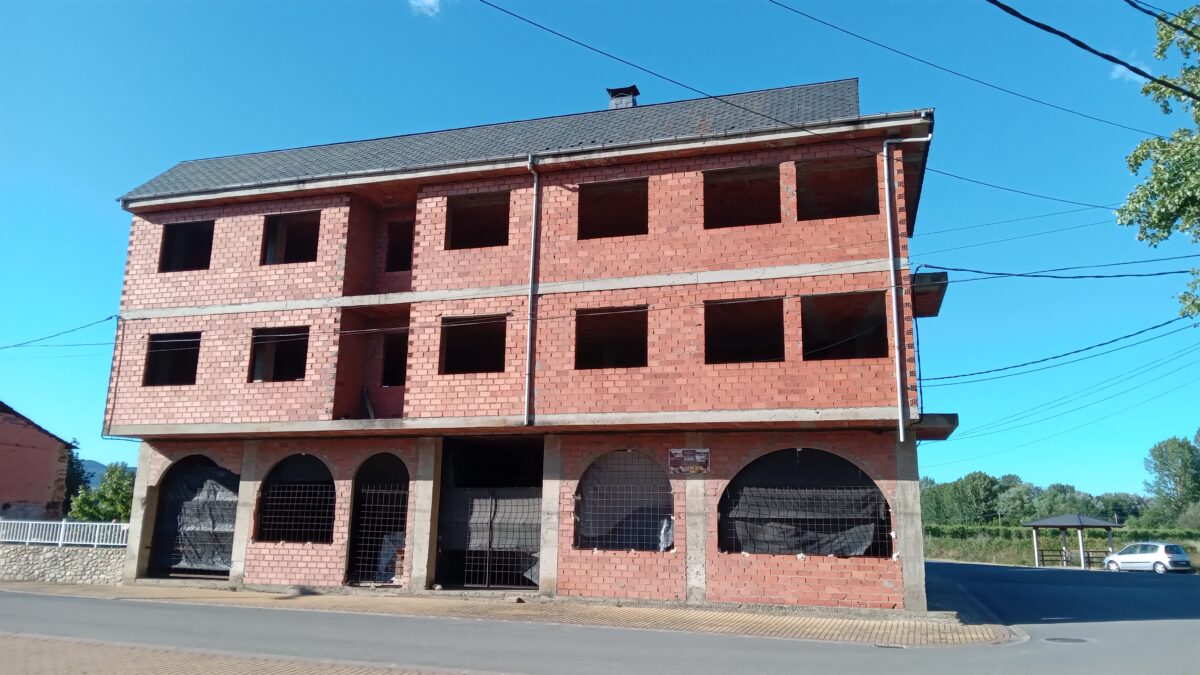 Edificio de la plaza de La Roda adquirido por el Ayuntamiento de Carracedelo